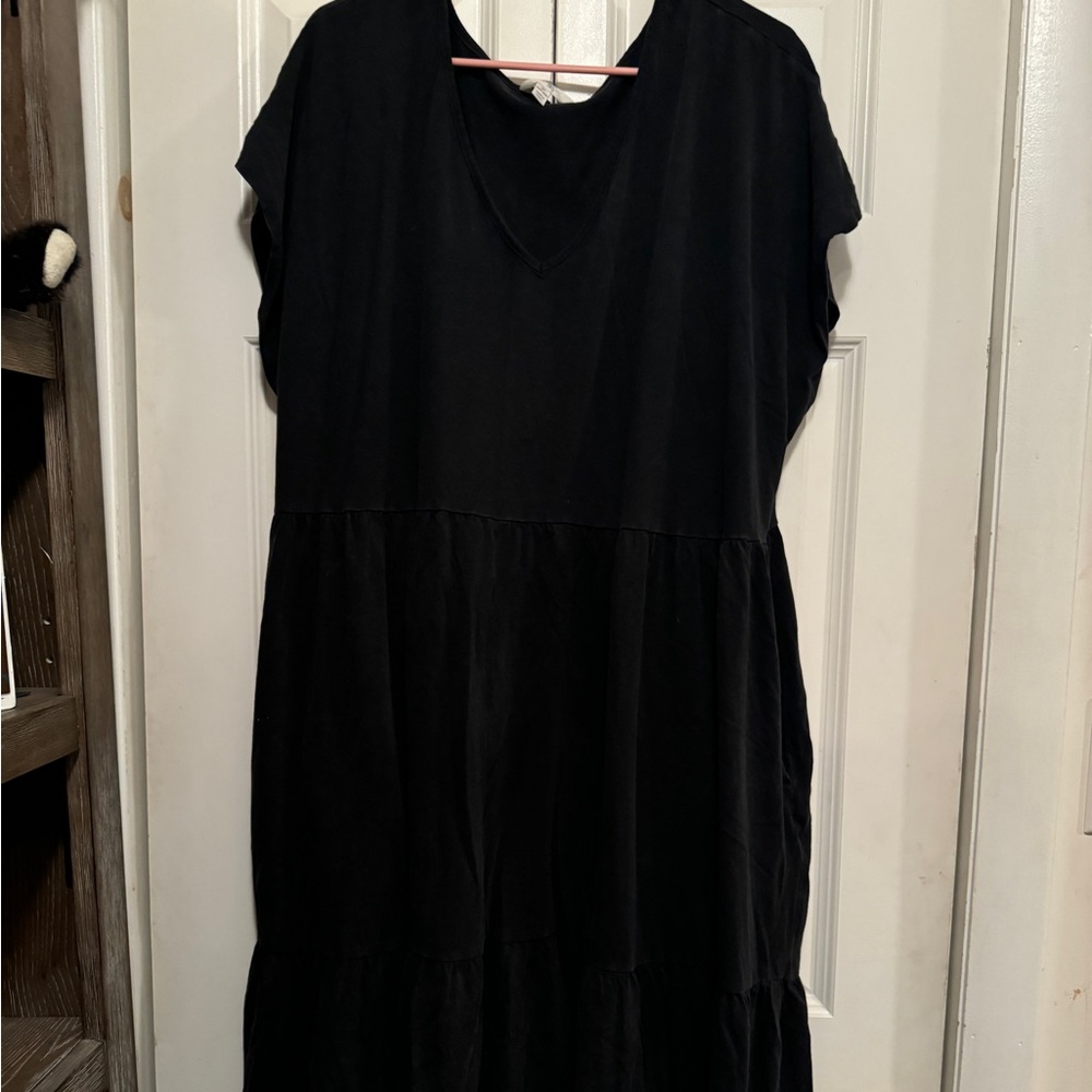 Black short sleeved dress.